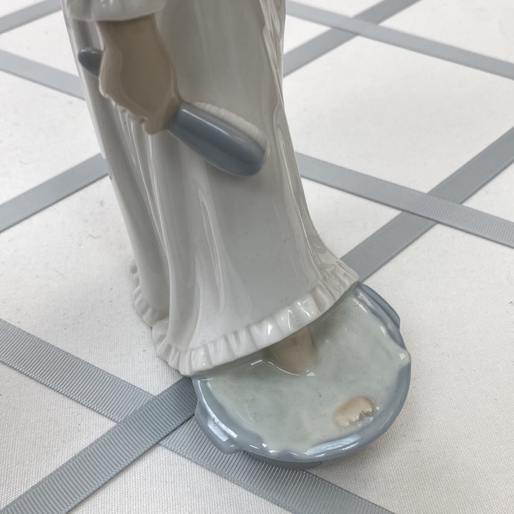 Nao Lladro 1977 Girl with Footbath - Picture 4 of 5